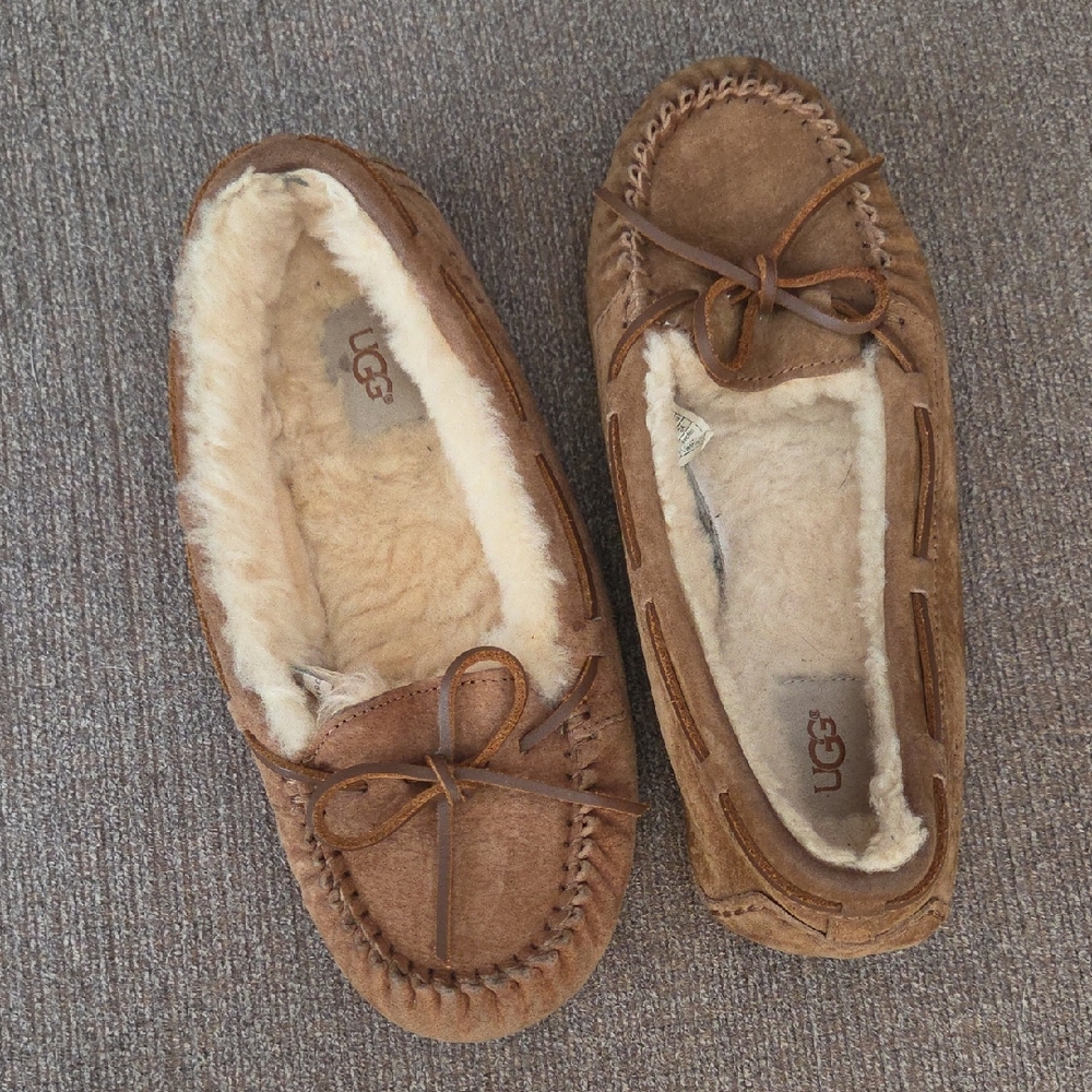 UGG Women's Brown Sheepskin Slippers Sz 7